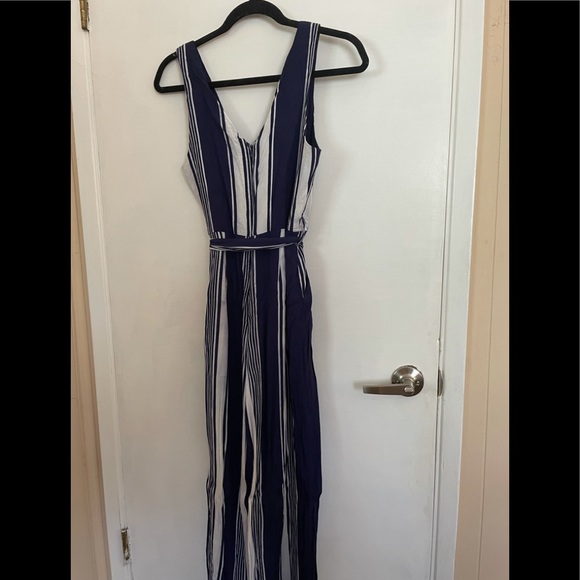 Lulu’s NWOT Navy Striped Jumpsuit, Small - Picture 6 of 6